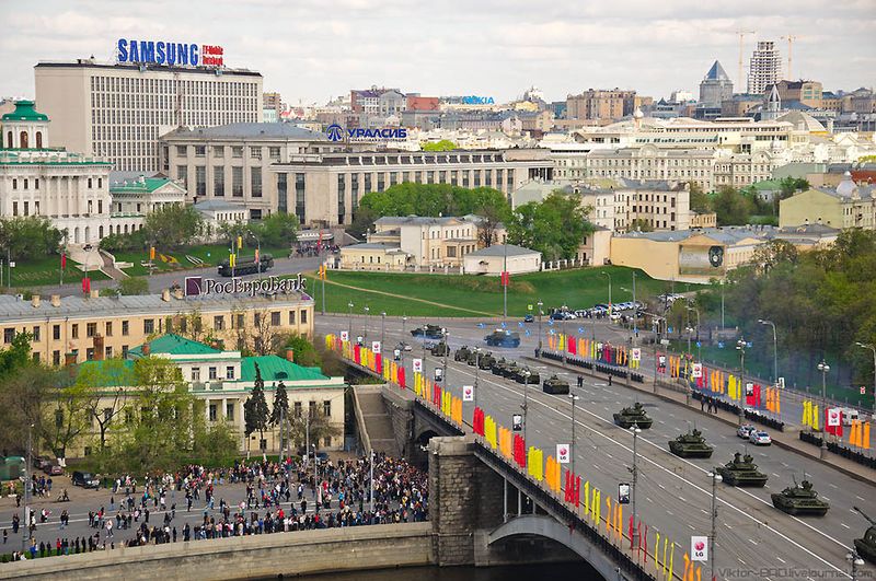 Следует отметить, что до нынешнего года участники Парада Победы маршировали не в полевой, а в парадной форме.