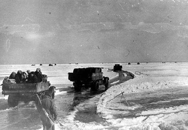 Дорога жизни - дорога по льду Ладожского озера, по которой в блокадный Ленинград поставлялись продукты