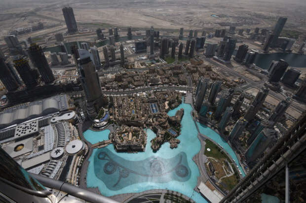 Вид на музыкальный фонтан "Дубай" со смотровой площадки небоскреба Бурдж Халифа. Фото: Владимир Вяткин/РИА Новости