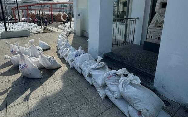 Павильоны на Рязанской ВДНХ обкладывают мешками с песком