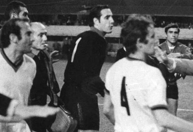 Игроки «Милана» во время игры против «Эстудиантес»
