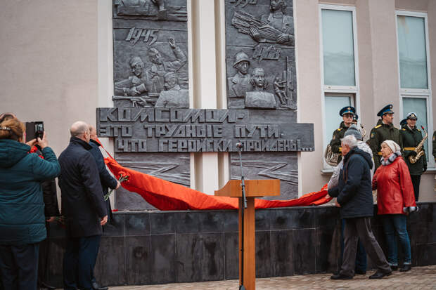 В Твери открыли памятник комсомольцам и молодежи Верхневолжья