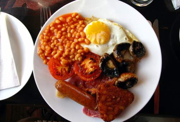 fried egg, sausage, fried mushrooms, baked beans, hash browns, toast, and grilled tomato