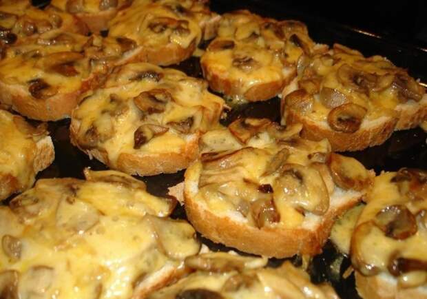 Горячие бутерброды с шампиньонами и сыром - простой рецепт
