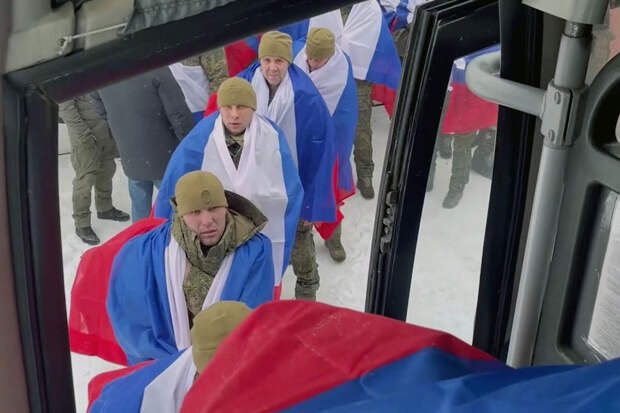 Минобороны показало видео с возвращенными с украинского плена 157 военными