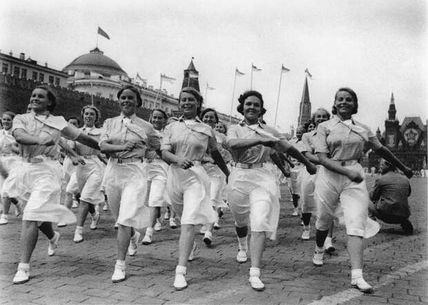 Спортсменки института имени Лесгафта на физкультурном параде. 1 мая 1940 года.