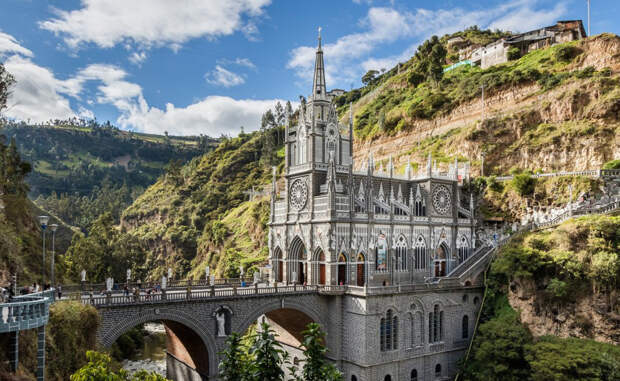 Las Lajas Sanctuary Колумбия Святилище колумбийских католиков будто бы бросает вызов самой гравитации. Выстроенное на небольшом утесе здание выглядит вполне достойным жилищем для святого духа.