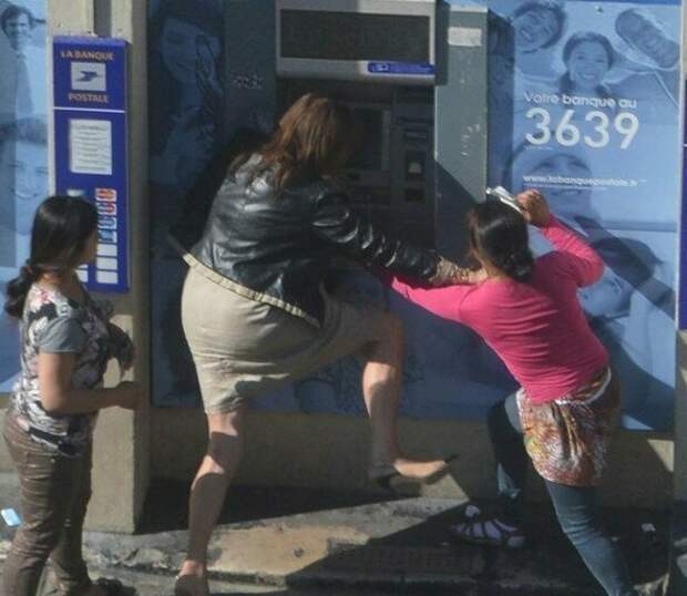 Цыганки-консультантки оказывают помощь по по снятию денег Цыганки-консультантки оказывают помощь по по снятию денег банк, банковские услуги, банкомат, подборка, прикол, странное