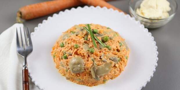 Салат с грибами, морковью и горошком