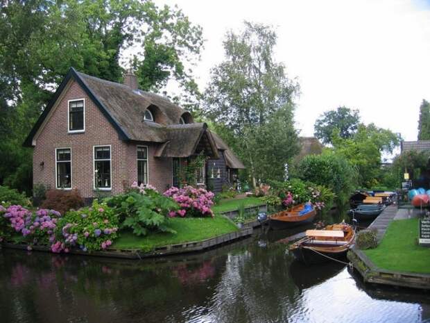 Giethoorn01 800x600 Гитхорн: деревня, где нет дорог