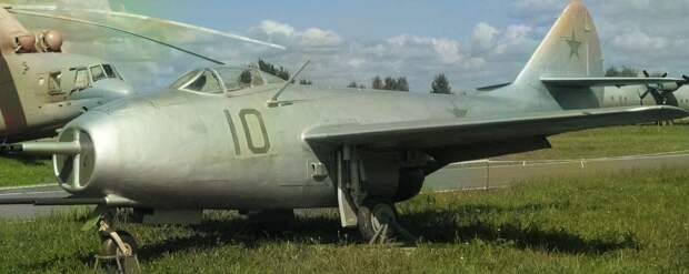 МиГ-9.                                                                                                                                                                          Фото из свободного источника.