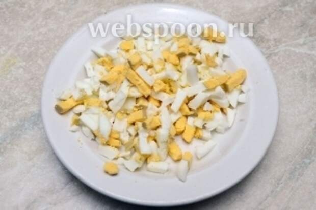 Отваренный и очищенные яйца пропускаем через яйцерезку. 