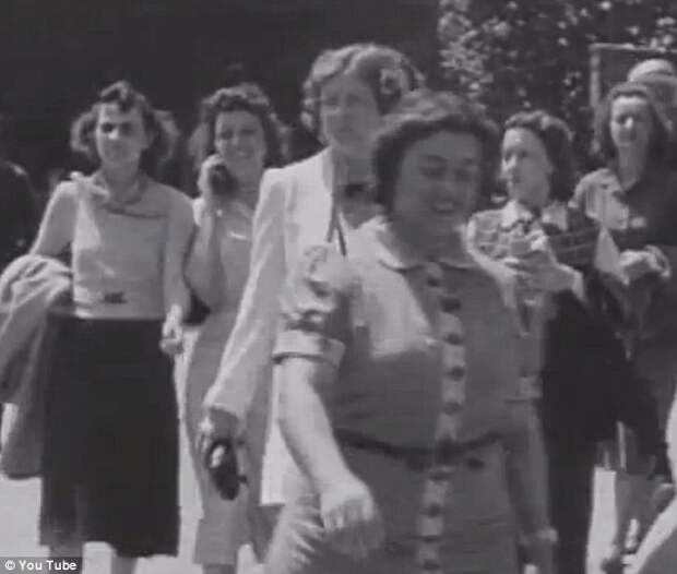Девушка с мобильником из 1938 года