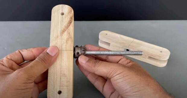 Самодельная струбцина для склейки деревянных рамок (работает в паре с шуруповертом)