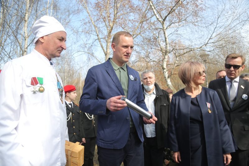Заслонившие собой: На Певческом поле заложили капсулу времени от имени чернобыльцев