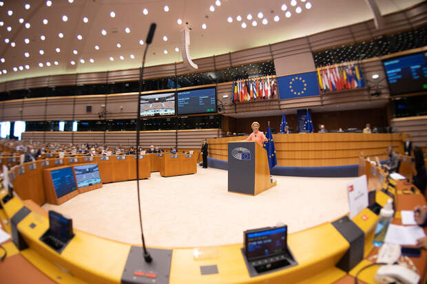 Европарламент призвал ЕС ввести санкции против олигархов из РФ