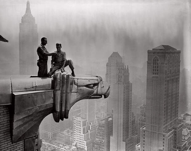 Cтро­и­те­ли Chrysler Building (1930) ус­т­ро­и­ли пе­ре­кур на сталь­ной го­ло­ве ор­ла на 59-м эта­же.