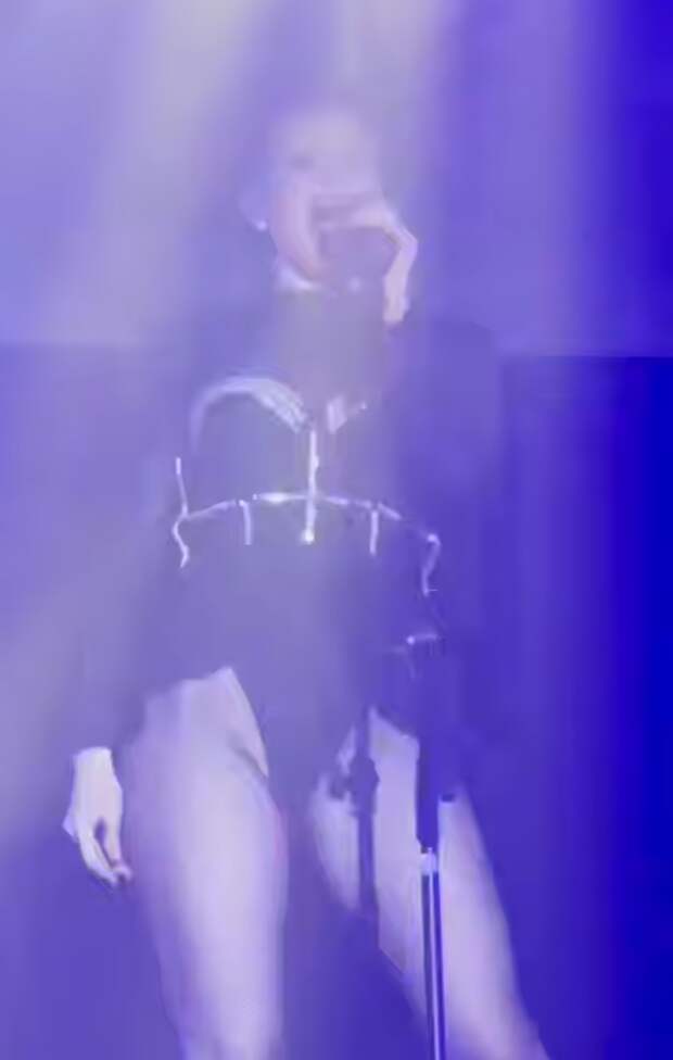 Наташу Королёву раскритиковали из-за откровенных нарядов подтанцовки