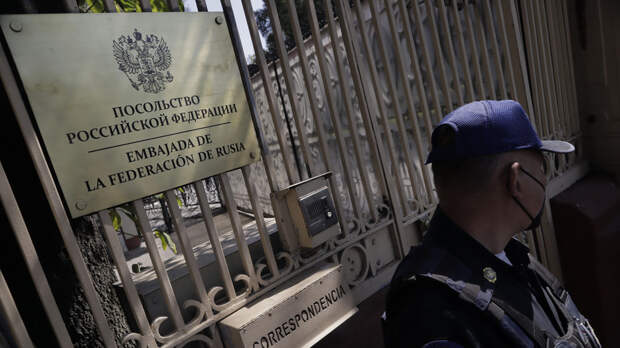 Россиянам в Мексике рекомендовали избегать мест скопления людей