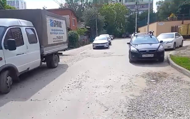 В Рязани дорога к контейнерной площадке заблокирована из-за припаркованных машин