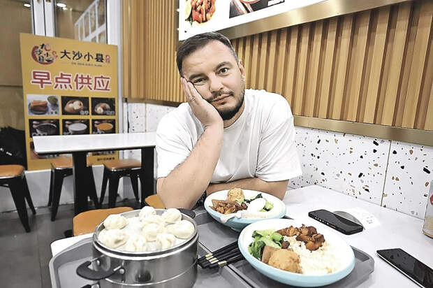 Это глаза грусти. Ну как столько съесть (под пельмешками еще такая же порция). Стоит эта радость 95 юаней (1130 рублей по курсу на 11 сентября).