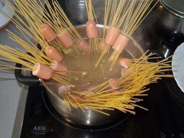 Как сделать красоту из спагетти и сосисок.