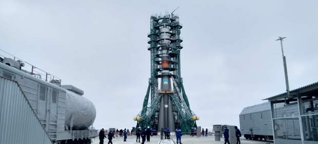 Ракета «Союз» с грузовым «Прогрессом» установлена на стартовый комплекс «Байконура»