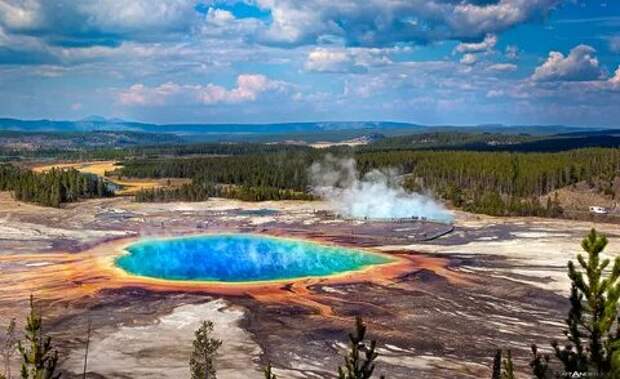Grand Prismatic Spring Pool, Yellowstone National Park.