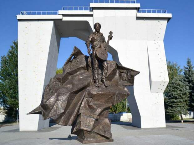 66 Памятник Владимиру Высоцкому возле Дворца спорта в Харькове