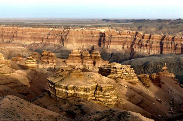 Каньон Чарын Казахстан. Вниз не смотреть. Самые глубокие каньоны планеты. Фото с сайта NewPix.ru
