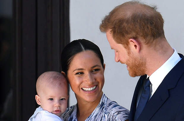 Торт со сливками и клубникой и общение с родными: стали известны подробности дня рождения сына Меган Маркл и принца Гарри