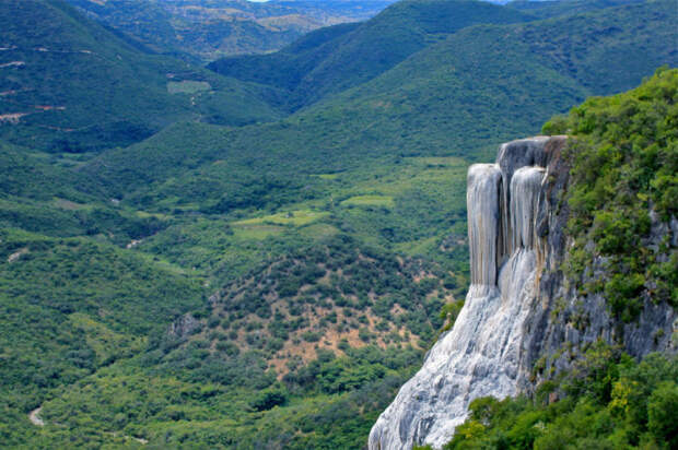 В 70-ти километрах от города Оахака расположены окаменевшие водопады, которые были образованы потоком воды, насыщенной карбонатом кальция и другими минералами.