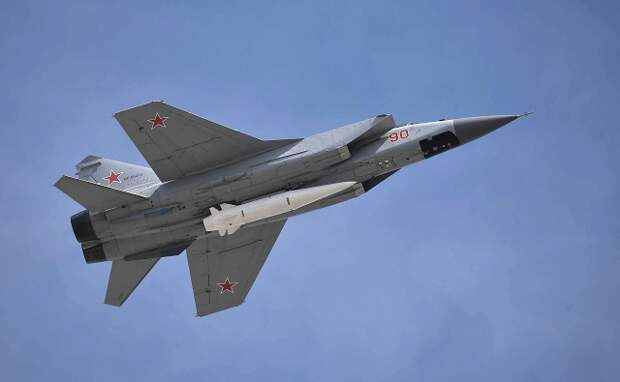 МиГ-31К с макетом гиперзвуковой ракеты «Кинжал»