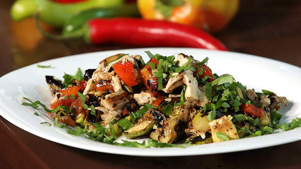Салат с курицей гриль и печёными овощами