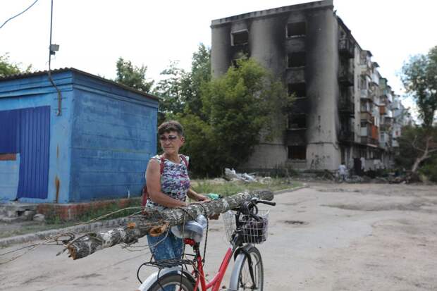 Пока основной источник энергии в Рубежном — дрова, а основной вид транспорта — велосипед / Фото: Артур Новосильцев