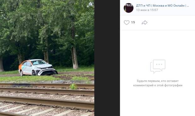 На Берзарина каршеринг не смог перелететь через железную дорогу