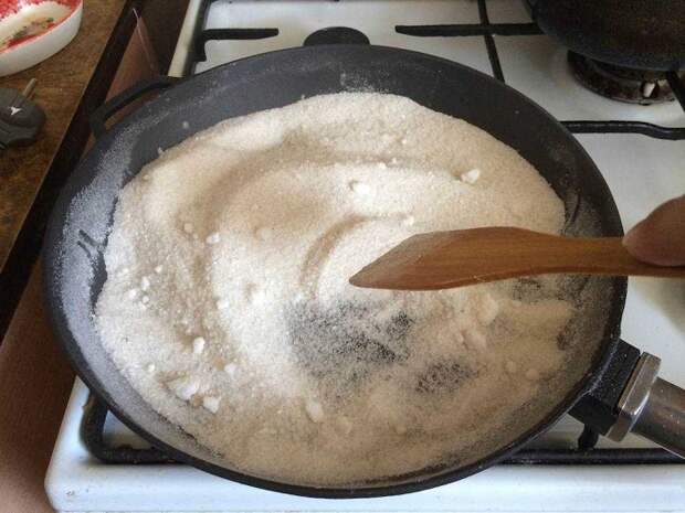 Чугунную сковороду нужно прокалить с солью. / Фото: podvesnoe.ru