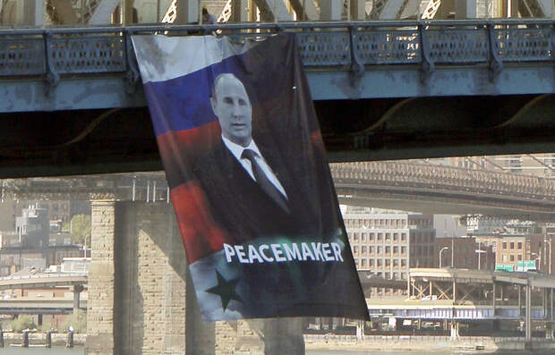 Путину 64 года... Нью Йорк поздравил Путина огромным плакатом поддержки... "МИРОТВОРЕЦ"... Путину 64 года... Нью Йорк поздравил Путина огромным плакатом поддержки... "МИРОТВОРЕЦ"...