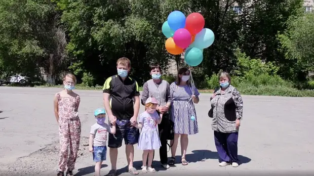 «Дома радость»: многодетной матери из Тюльпанного вернули изъятых детей