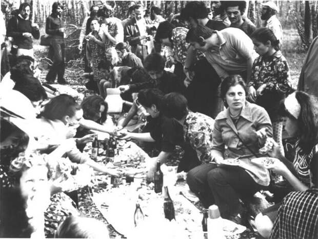 А шашлычок под коньячок вкусно очень... Пикник 1973 год