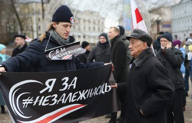 Белорусские змагары садятся на коня и объявляют войну России, избивая сторонников Русского мира (ФОТО)