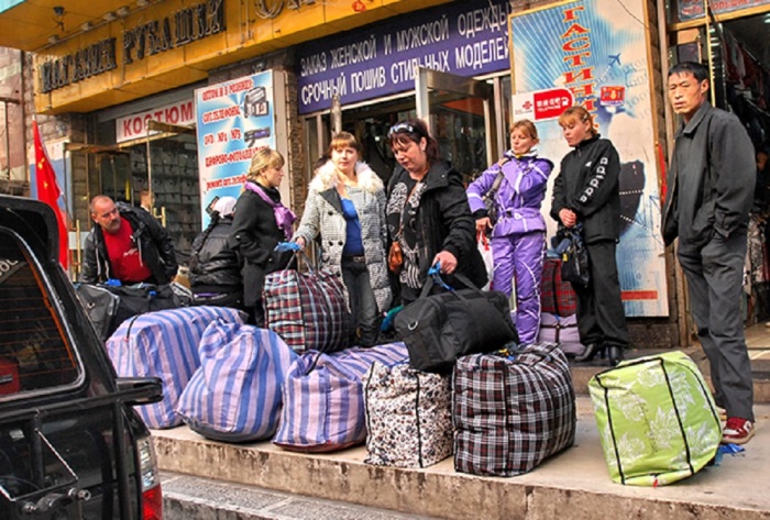 В 1990-е штаны 5 цветов появились для всех и каждого. Не у всех были на них деньги. |Фото: bigpicture.ru.