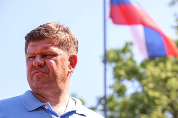 Журналиста и спортивного комментатора Дмитрия Губерниева призвали не возвращаться в Россию после критики спорта в стране.-2