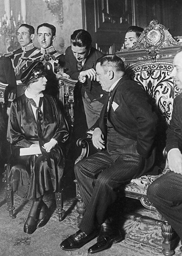 Александра Коллонтай и президент Мексики Плутарко Элиас Кальес после вручения верительных грамот советской стороной, 1926 год