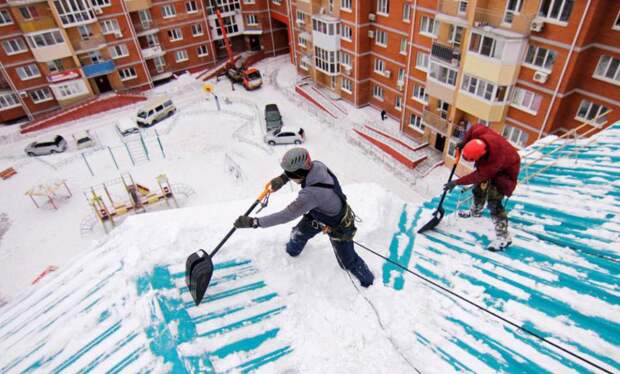 На Ямале с наступлением весны повышается риск схода снега и наледи с крыш