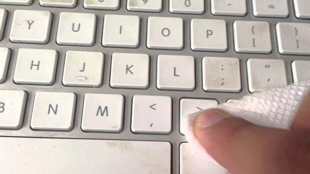 Влажные салфетки очистят клавиатуру, но не стоит пользоваться ими для экрана.