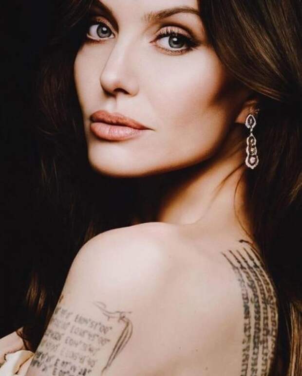 Анджелина Джоли - посол доброй воли оон, коллекционер холодного оружия и секс - символ голливуда.