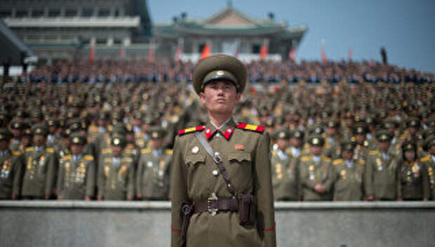 Военнослужащий во время военного парада, приуроченного к 105-й годовщине со дня рождения основателя северокорейского государства Ким Ир Сена, в Пхеньяне