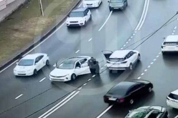 На видео попал водитель, который отправил оппонента в нокаут за разворот в Сочи