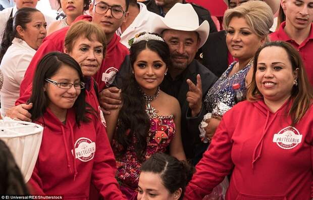 Тысячи незваных гостей приехали на 15-летие мексиканки, увидев приглашение в фейсбуке день рождения, мексика, незваные гости, фейсбук